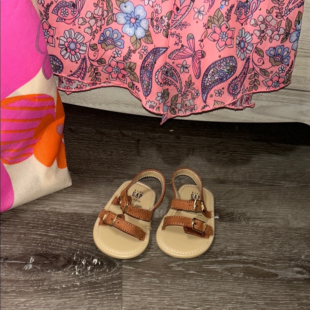 🦋GAP Tan Sandals with Adjustable Straps and Sturdy Soles 5/25$
